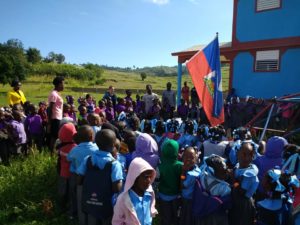 Levée du drapeau d'Haïti pour la rentrée de l'école d'Oriani